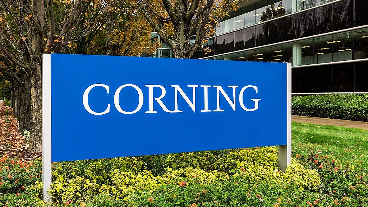 StockMKTNewz's tweet image. NVIDIA $NVDA IS INVESTING $500 MILLION INTO CORNING $GLW

Nvidia and Corning just announced a new long term partnership to 

"expand U.S.-based manufacturing of the advanced optical connectivity solutions needed to power next-generation AI infrastructure."

"Corning will increase