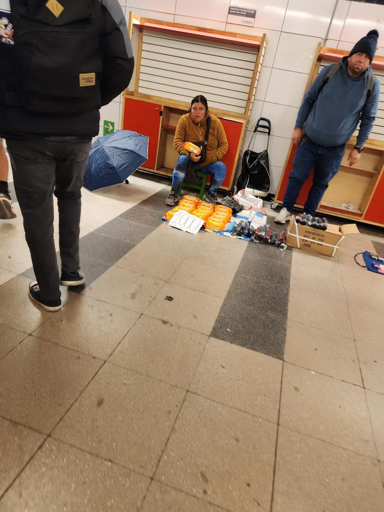nikollecroix's tweet photo. @metrodesantiago @MTTChile @joseantoniokast Quisiera saber que estan haciendo las autoridades con el persa que se genera en en la combinacion entre la Linea 4A y la Cisterna. Venden hasta cigarros no sera mucho. https://t.co/KVFoJXh2fE