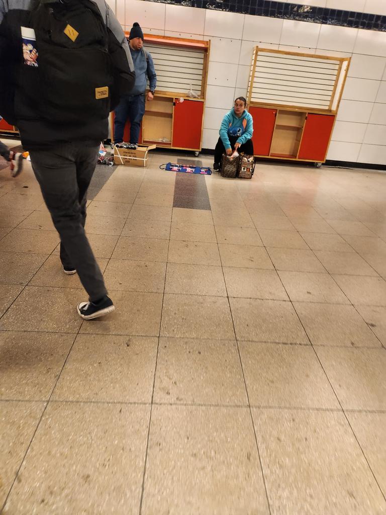 nikollecroix's tweet photo. @metrodesantiago @MTTChile @joseantoniokast Quisiera saber que estan haciendo las autoridades con el persa que se genera en en la combinacion entre la Linea 4A y la Cisterna. Venden hasta cigarros no sera mucho. https://t.co/KVFoJXh2fE