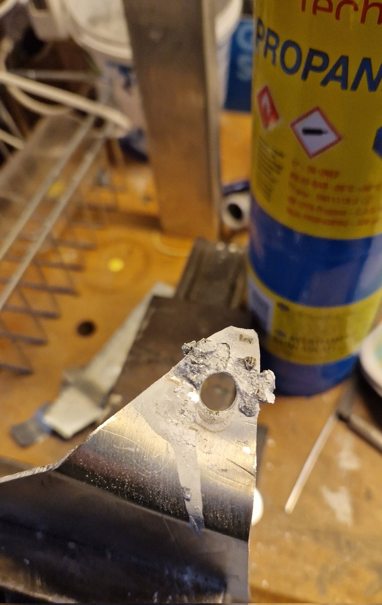 marcomout's tweet photo. Nee, dat lassen van aluminium ging echt faaaantaaaastisch vanochtend in de #HuisWerkPlaats.. Gelukkig geeft de leerling niet snel op!
#thuiszitters
#techniek
#metaal https://t.co/r8LCPJvEZa