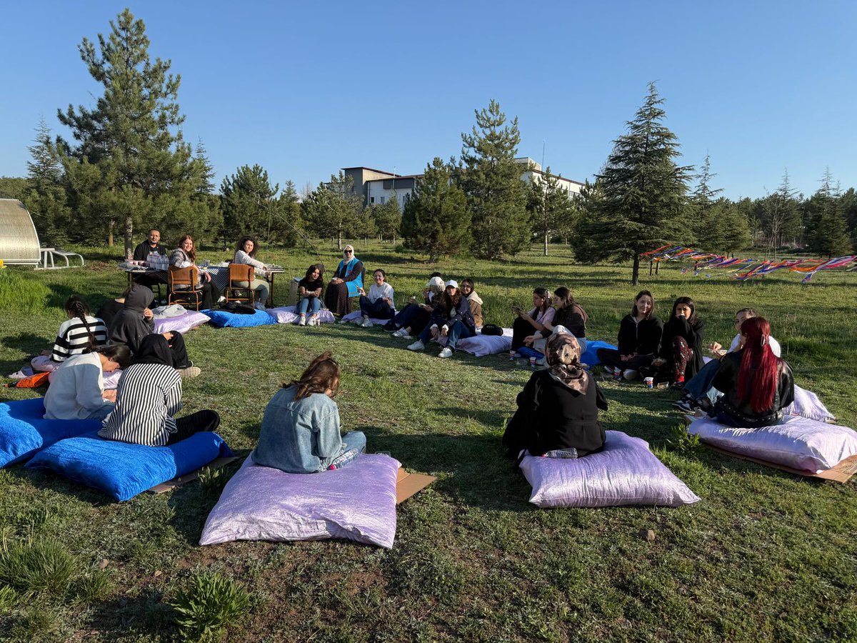 EskisehirKYGM's tweet photo. 📍 Eskişehir Yurdu

Kurslarımıza katılan öğretmen ve öğrencilerimizle keyifli bir motivasyon etkinliği gerçekleştirdik. 🌽✨

Çiğ köfte ve mısır ikramı eşliğinde hem güzel anlar paylaştık hem de turnuvaya katılacak öğrencilerimize moral depoladık. 💪

#GSBYurtları https://t.co/vkwULv86DU