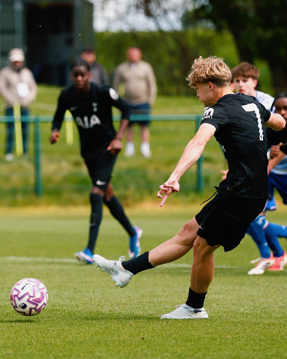 Spurs_Academy's tweet photo. An Ollie Boast double from the spot sees our 10-man U18s lead at the break in Reading! 🎯

Follow the second half with our Match Centre ⤵️

📲 https://t.co/mX9EPOWDjT https://t.co/Wd5fUf7oni