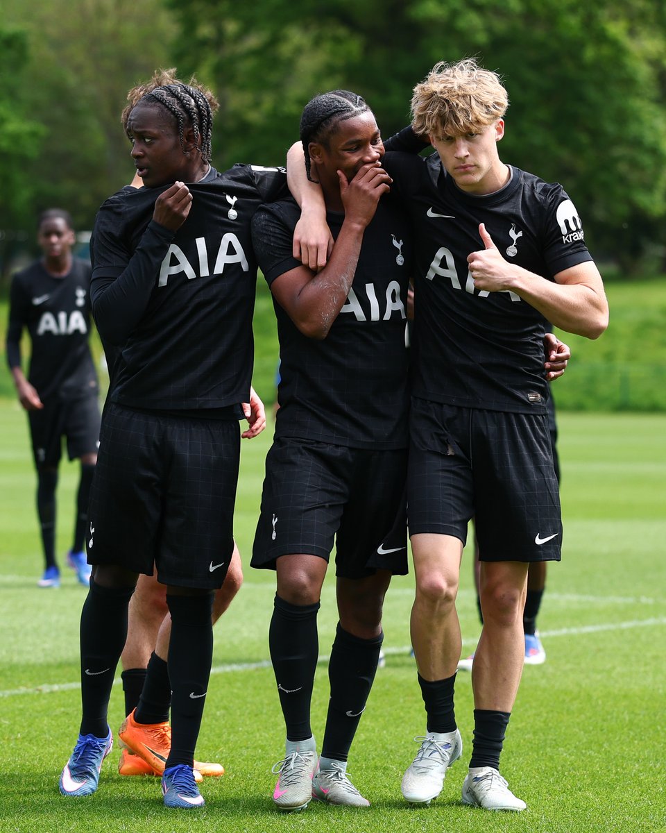 Spurs_Academy's tweet photo. An Ollie Boast double from the spot sees our 10-man U18s lead at the break in Reading! 🎯

Follow the second half with our Match Centre ⤵️

📲 https://t.co/mX9EPOWDjT https://t.co/Wd5fUf7oni