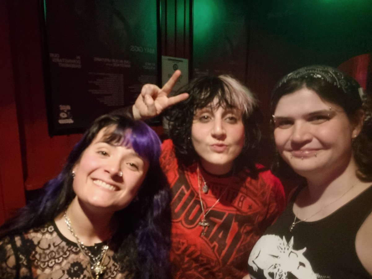 PickledIsla's tweet photo. teenage joans!! https://t.co/haygmNziJm