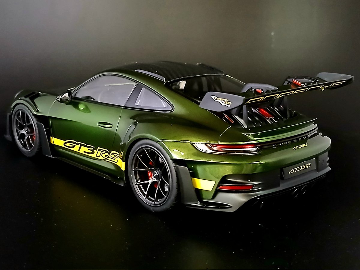 Toshi_atomic's tweet photo. タミヤ 1/24 ポルシェ911 GT3 RS完成(^-^)
ボディカラーはちょっと珍しいアストングリーンで仕上げ、内装のシート裏、ロールバー等はカーボン仕様となってます。
流石タミヤキット、ストレスなく楽しく製作出来ました

製作は 
#クラフトネクスト
#みんベー 
にて https://t.co/CgbViFKXZJ