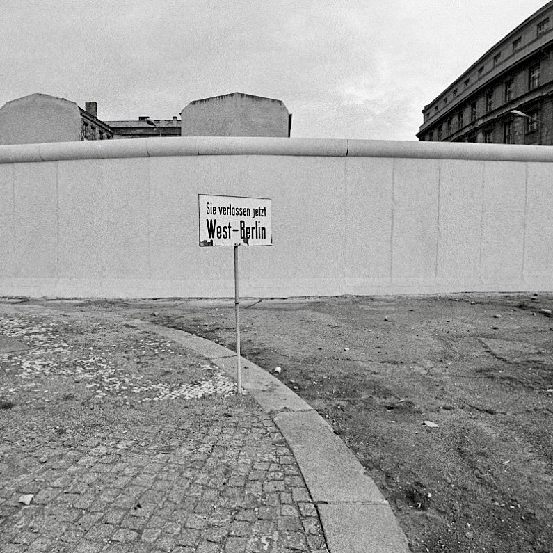 schoene_jens's tweet photo. #GeteiltesBerlin. Posse im Kalten Krieg: Am Reichstagsgebäude rast OTD 1987 ein Fahrer aus West-Berlin gegen die Mauer. Er wird schwer verletzt von DDR-Grenzern geborgen, die jedoch die Bergung des Wracks gen Westen verweigern. Erst das Eingreifen der Sowjets macht dies möglich. https://t.co/eDLZUWddYv