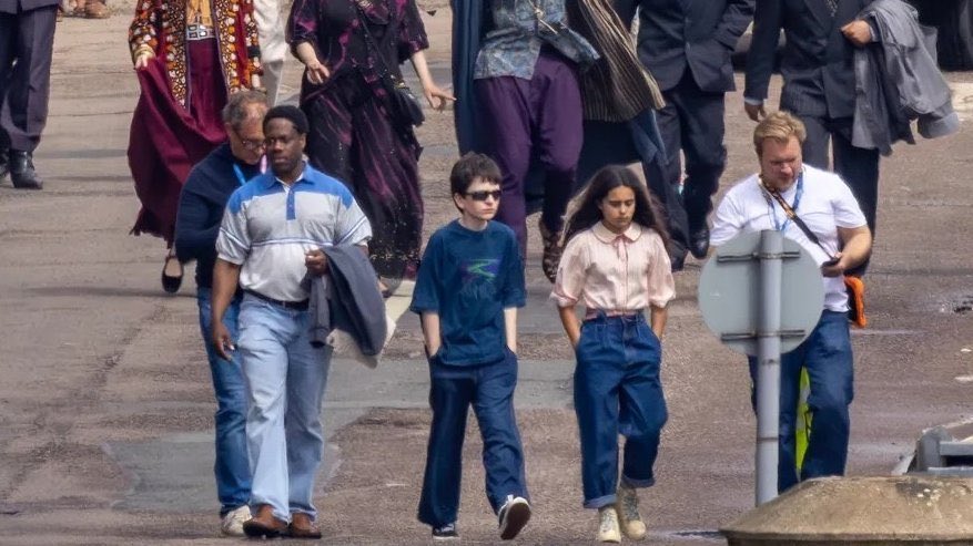 UHP's tweet photo. Nouvelle photo : Dominic McLaughlin et Arabella Stanton sur le tournage de la série #HarryPotter à Waterloo. https://t.co/8x2QaxnvOD