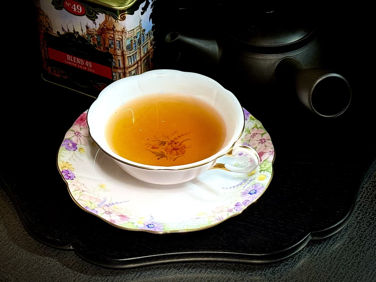 紅茶を急須で淹れる愉しみ

一保堂の急須で淹れた茶葉がゆったり開くからか、それとも大倉陶園のフレーバーティーカップのシェイプからなのか、ハロッズのブレンド49の奥深い味わいがより引き立つ気がする