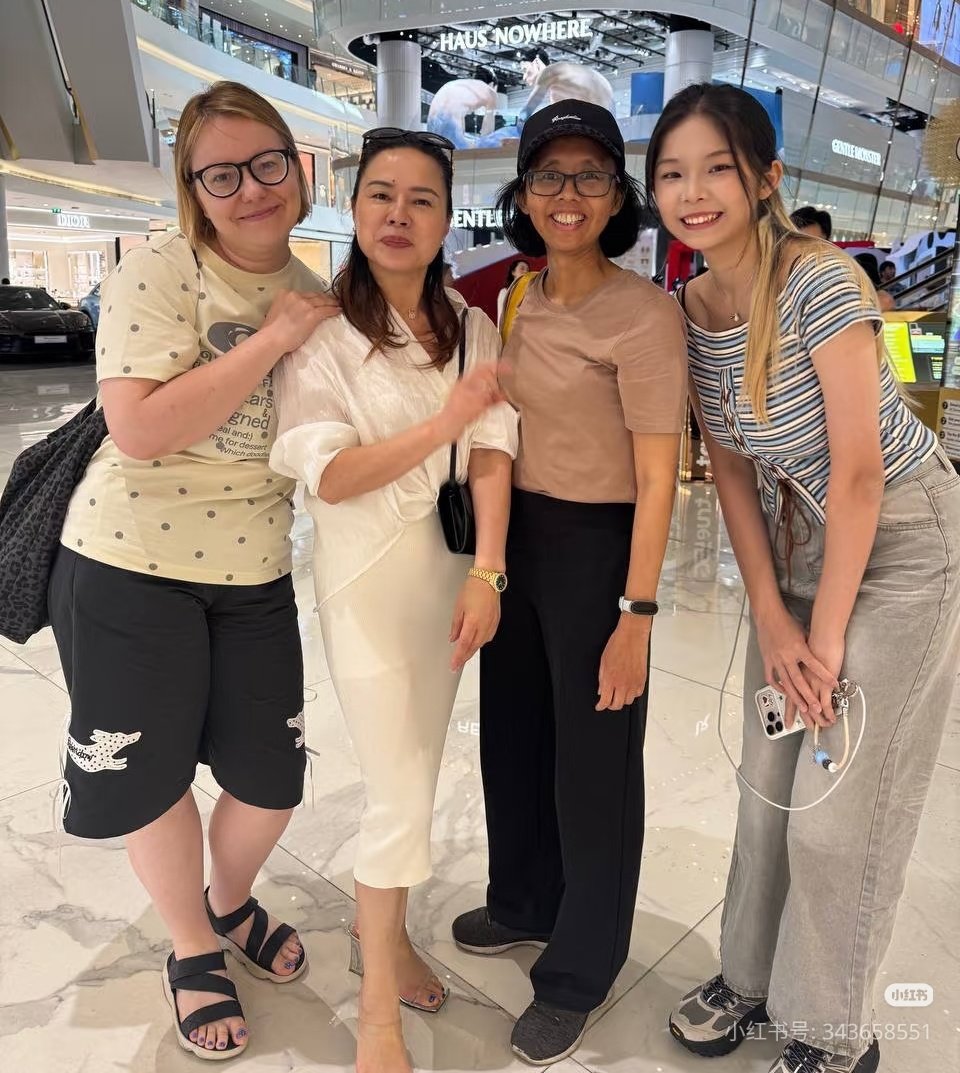 jack_yamap's tweet photo. หม่าม๊า+หม่าม๊าเจิ้งหลี่+เสี่ยวซี 😆👯‍♀️ อินไทยแลนด์

วันนี้ไปช็อปกระหน่ำกันที่บูธ ROSYDOEDIAN ด้วยล่ะ 🛍️ จะมีคนอื่นๆตามมาอีกมั้ย!?! รอลุ้นวันคอนเสิร์ตเลย!!

#ZhaoLusi #จ้าวลู่ซือ https://t.co/Zd0uDHDoyJ
