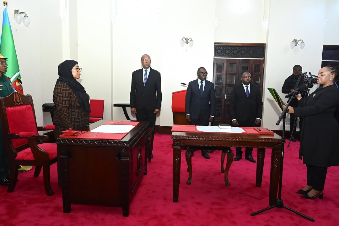 WMKVAU's tweet photo. Rais wa Jamhuri ya Muungano wa Tanzania Mhe. Dkt. Samia Suluhu Hassan akimuapisha Mhe. Dkt. Evaline Wilbard Munisi kuwa Naibu Waziri, Ofisi ya Waziri Mkuu (Kazi, Ajira na Mahusiano) kwenye hafla iliyofanyika Ikulu ya Chamwino mkoani Dodoma, tarehe 06 Mei, 2026. https://t.co/DcR0tO1pQI