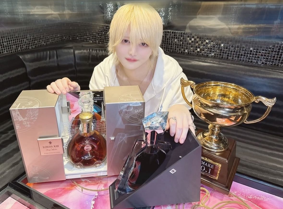 sake893corp's tweet photo. ＜リメイクの移籍者活躍事例＞

前グループ在籍時から売れっ子の白恋風磨さん。2025年下期のグルダン移籍者ランキングNo.1を獲得→2026年も勢い止まらず2026年2月大台×2超え、2026年4月大台×4超えのとんでもない記録を叩き出す超絶売れっ子に。

移籍によるブースト→売れっ子がさらに超絶売れっ子になった経緯や理由知りたい🥹