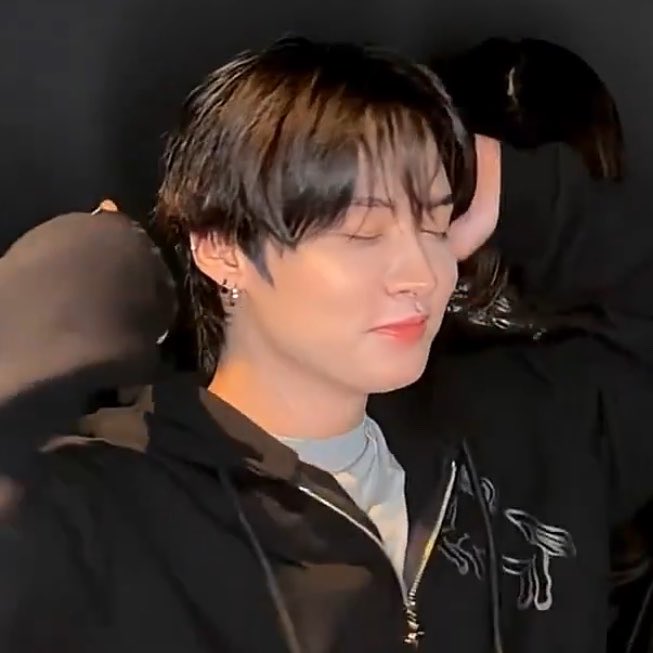 his relaxed face is sooo prettyyy silly boy feeling it too much you cutiefulll 😭😭
