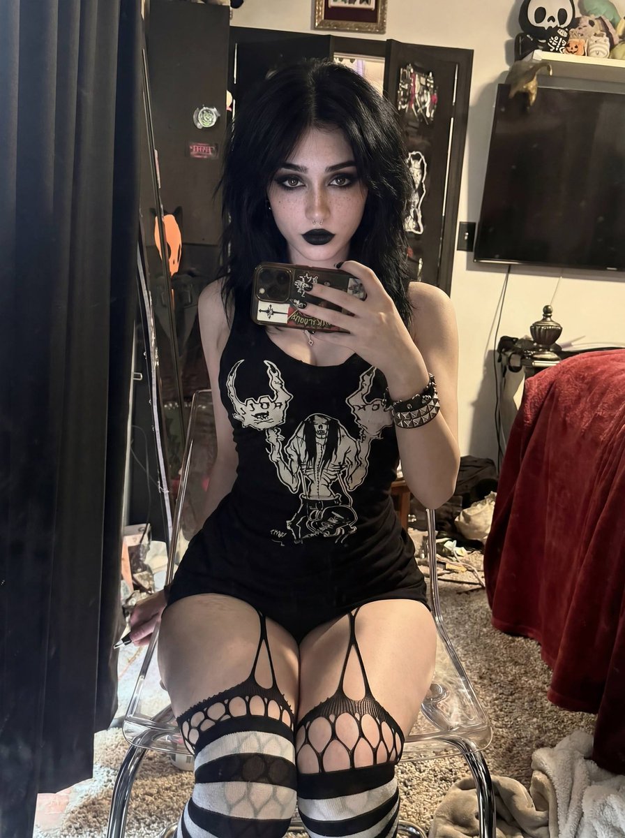 Vickygothy 🖤 tweet media