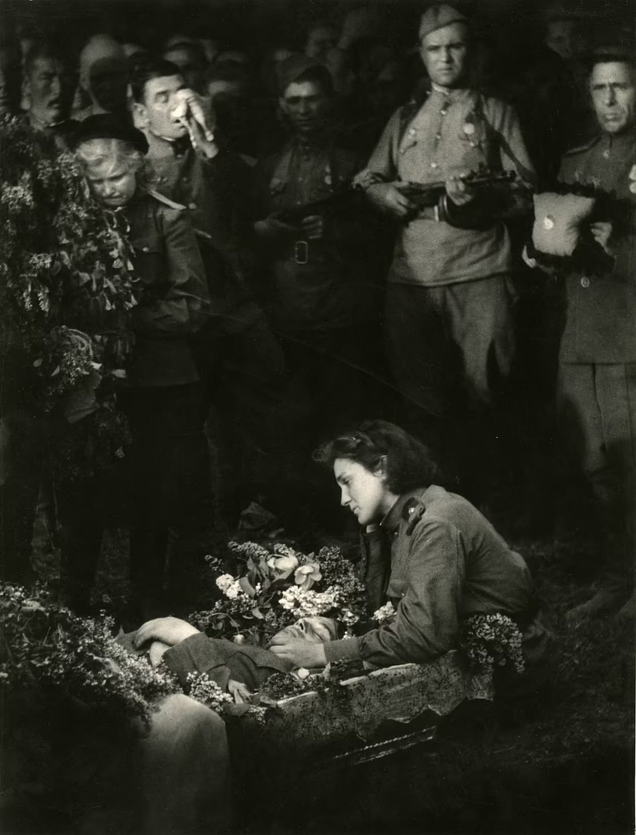 Nejslavnější foto Pražského povstání 📷 - Padl v posledních vteřinách 🕯️

Ikonický snímek známého fotografa Tibora Hontyho z pohřbu sovětského důstojníka na dnešním  Palachově náměstí.

Důstojník Rudé armády měl být dle pozdější komunistické propagandy zastřelen německým
