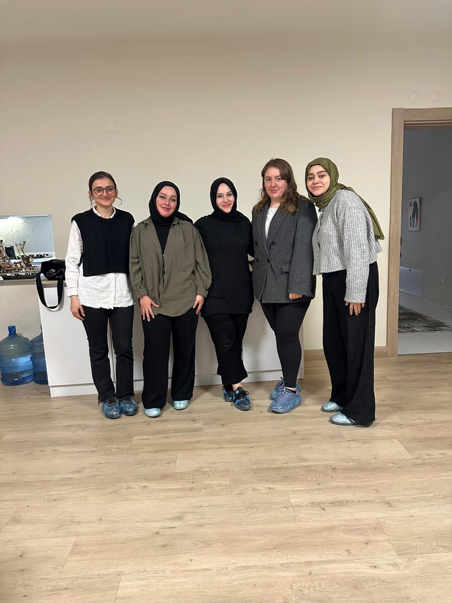 farkinavard's tweet photo. Psikososyal Destek Ekibi ve Çocuk Sevgi Yuvaları Ekibi olarak, Sosyal Hizmet Uzmanı Sema Kayhan eşliğinde 9-10 yaş grubundaki erkek çocuklara yönelik “Etkili İletişim ve Çatışma Çözümü” eğitimimizi gerçekleştirdik. Çocuklarla birlikte hem keyifli hem de öğretici bir gün geçirdik. https://t.co/i1NQyFxDBD