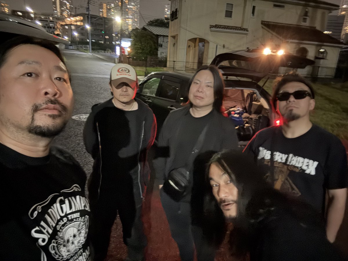 CRY いつもの集合・解散地点に
無事！到着致しました。

行きも帰りも懸念していた
GW渋滞、事故渋滞等ひとつも無く！

東北ツアーを完遂する事が出来ました。
盛岡〜仙台〜米沢〜酒田と、
各会場のスタッフの皆さん。
ご一緒させていただいた
出演バンドの皆さん。
見に来ていただいた皆さん。