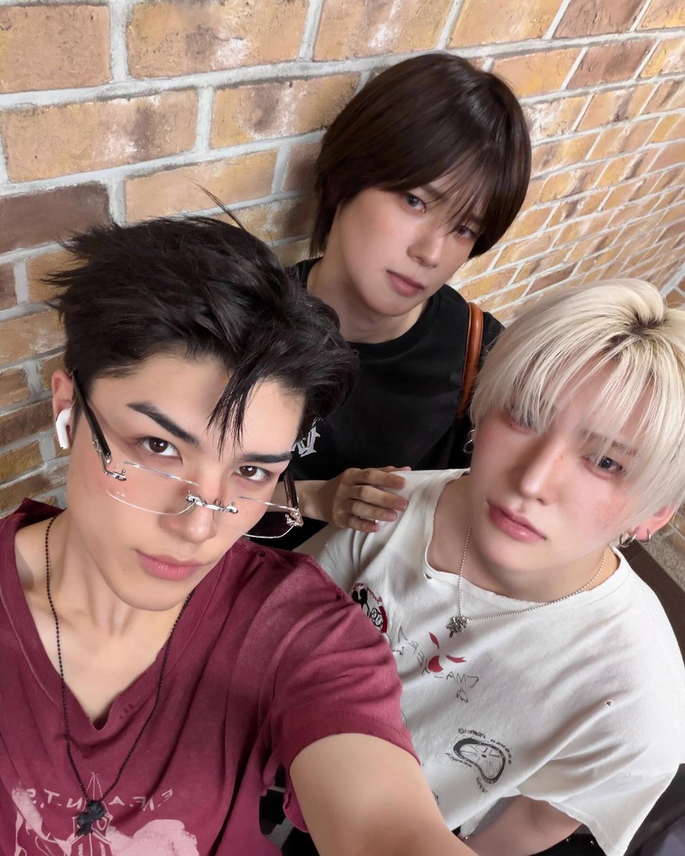 minisodeweno's tweet photo. pls they look so bothered LMAO https://t.co/advsgU0Nwz