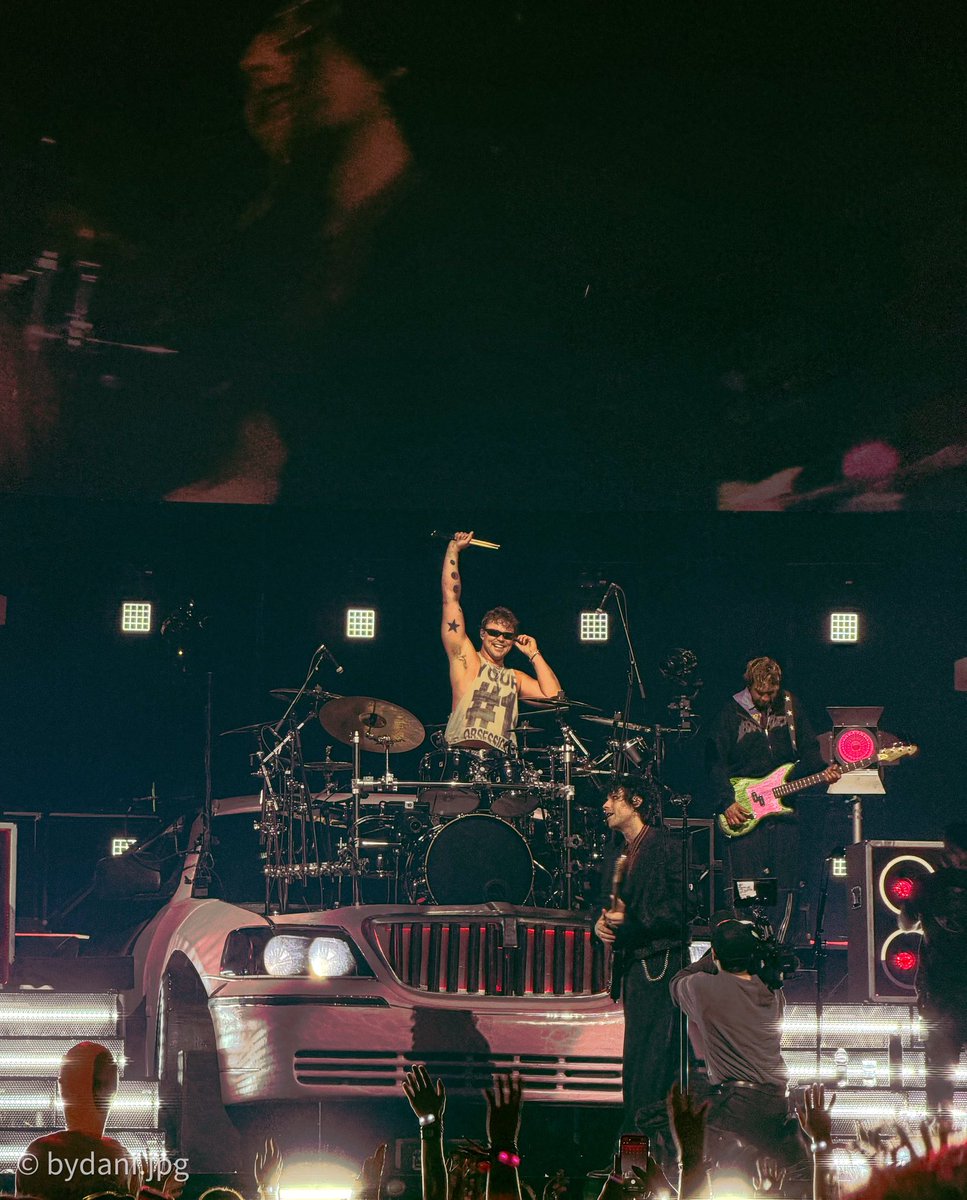 itsnotdanis's tweet photo. pics by ME? 😭 anyways enjoy 
#easlisbon #eastour #everyonesastar #5sos https://t.co/cuCGmocthD