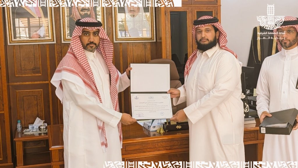 Assarar_mun's tweet photo. كرّم سعادة رئيس بلدية الصرار الأستاذ عبدالرحمن الدوسري متدربي برنامج #تمهير، تقديراً لتميزهم خلال فترة التدريب وإسهاماتهم في أعمال البلدية، مؤكداً أهمية البرنامج في تأهيل الكوادر الوطنية لسوق العمل https://t.co/G71AaWywMX