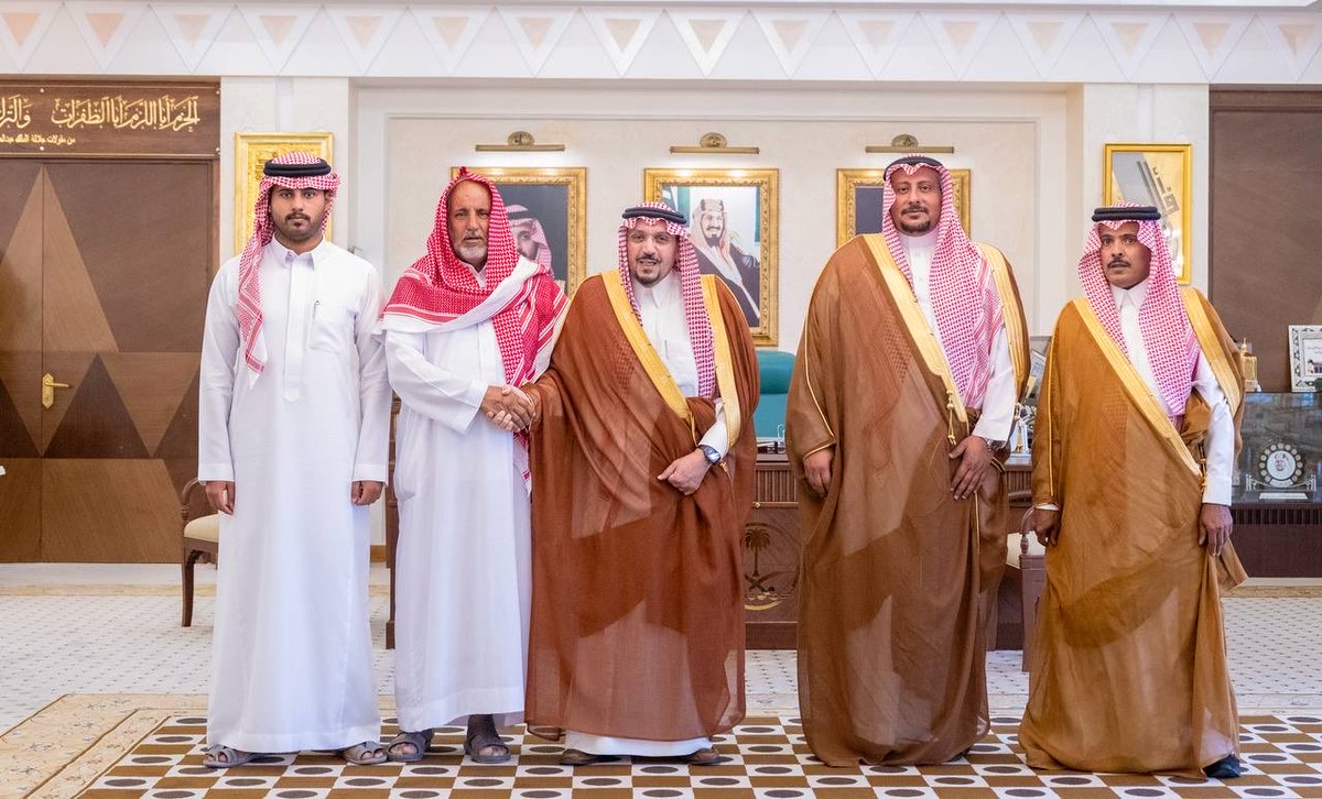 أعرب سموه عن تقديره للمواطن الحربي على هذا الموقف النبيل، الذي يعد قدوة حسنة، ويجسد قيم العفو والتسامح واحتساب الاجر، ويعزز التراحم والتآلف، ويسهم في ترسيخ معاني العفو والإصلاح..

سمو #أمير_منطقة_القصيم يستقبل المواطن رخيص الحربي ويثمن تنازله في قضية قاتل ابنه بالخطأ.