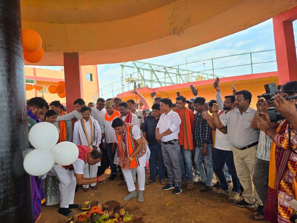 RWSS_NGP's tweet photo. A big day for Tentulikhunti and Nandahandhi! Hon’ble Minister Shri Rabi Narayan Naik dedicated the Mega Drinking Water Supply Project to the people today. Covering 22 GPs, this project ensures that "Water for All" becomes a reality.
@DMnabarangpur @RWSS_Odisha @PRDeptOdisha https://t.co/PCsyGmy7qO