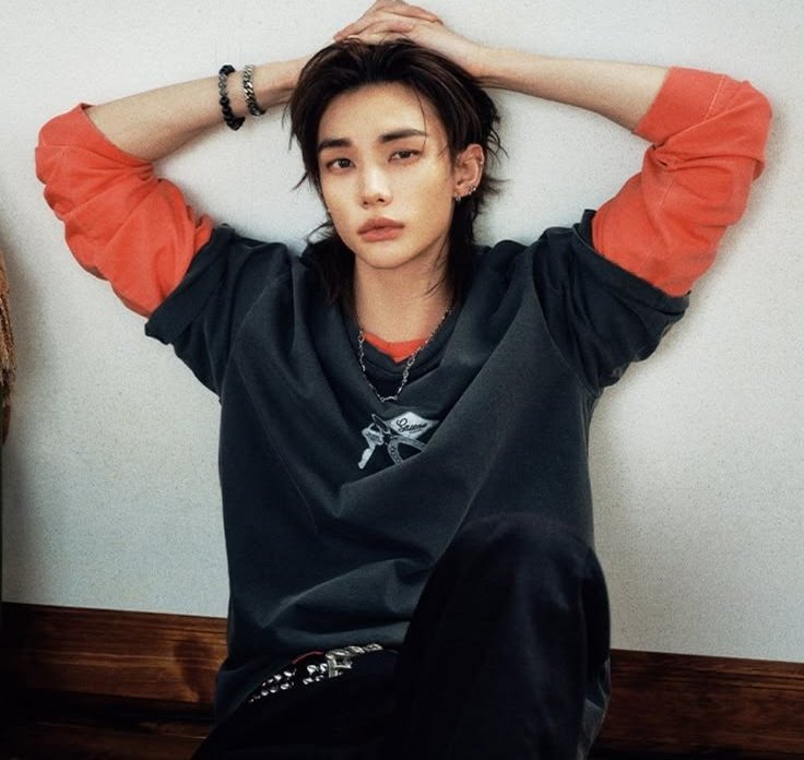 Hyunjin reveals he has been wearing Guess since childhood.

#HYUNJINxGUESS