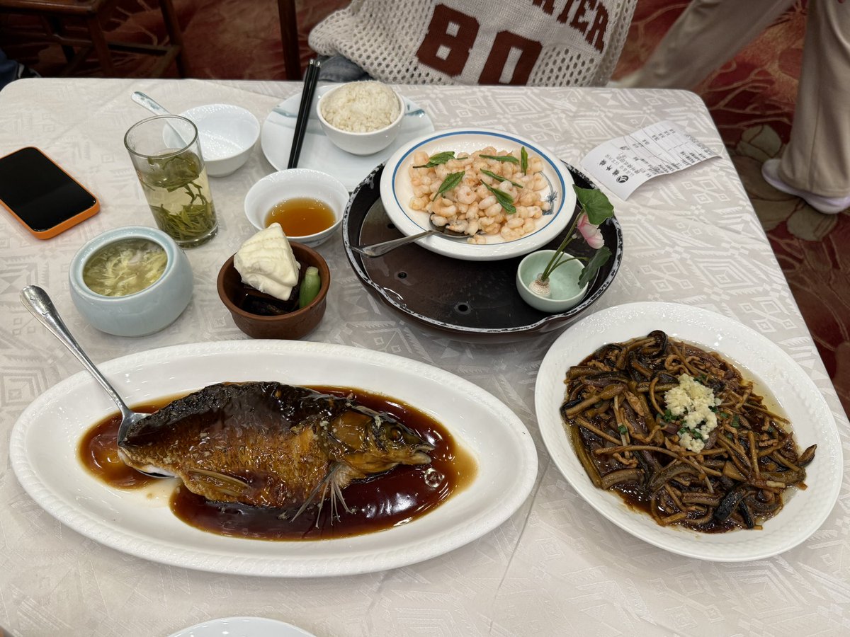 hen_goo's tweet photo. 西湖醋鱼拿下！味道一般般没那么爱吃。但是招招好喜欢，一个人把鱼吃光了 https://t.co/Gc9uFy1zs2