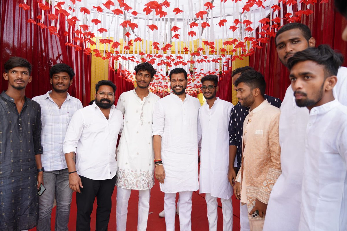 మేడ్చల్ జిల్లా కాంగ్రెస్ పార్టీ ఉపాధ్యక్షులు శ్రీ వేముల మహేష్ గౌడ్ గారి కుమారుడి వివాహ వేడుకకు హాజరై వధూవరులను ఆశీర్వదించిన సందర్భంగా...
.
.
.
.
.
#NSG #nuthisrikanthgoud #tpcc #Congress #peoplesleader #trending