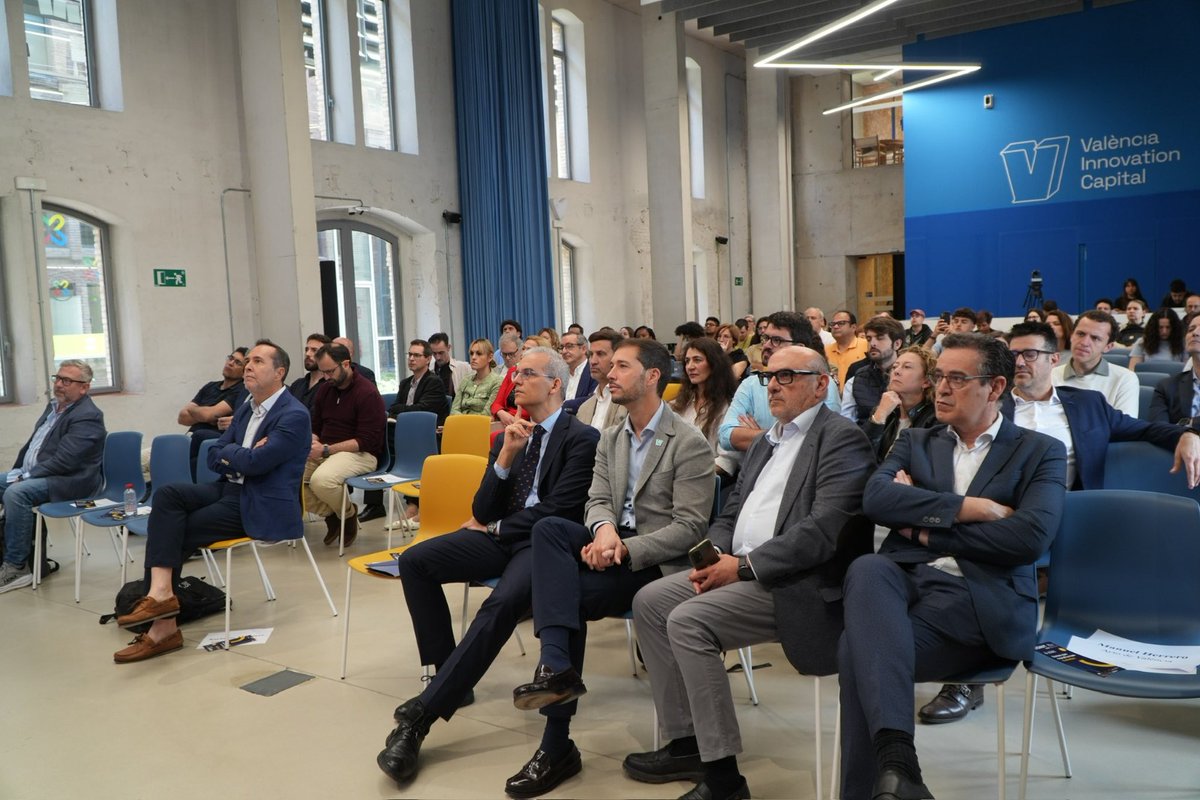 fempcomunica's tweet photo. 🚀¡Urban Data EDINT Valencia 26!

📡La #FEMP apuesta por la #economíadeldato y su impacto local y transformador del territorio.

📈Durante el encuentro se ha hecho balance de los primeros meses de funcionamiento del Centro de Excelencia y Oficina del Dato (#CEOD) de Valencia, un espacio que se integra dentro del proyecto @edint_femp.

📲El secretario general de la federación, @Luismsicluna , ha destacado que “el proyecto #EDINT sitúa a las ciudades en el centro de la #transformacióndigital”.