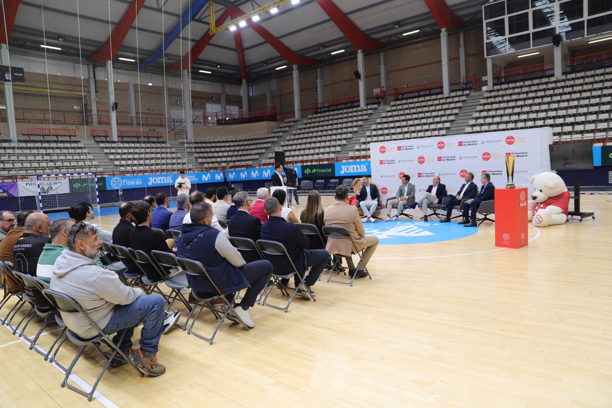 RFFM_oficial's tweet photo. La RFFM ha presentado en el Pabellón Jorge Garbajosa de Torrejón de Ardoz el #CESA #SUB12 de Fútbol Sala masculino y femenino a disputar del 13 al 17 de mayo.

Junto al presidente @PacoDiezRFFM han estado los alcaldes de Torrejón y Daganzo, @Ale_Navarro_trj y Manuel Jurado; el responsable del Comité Nacional de @FutSalRFEF, @PacoSedano28; y el presidente del Comité @RFFM_FutbolSala, @RGMarin11.