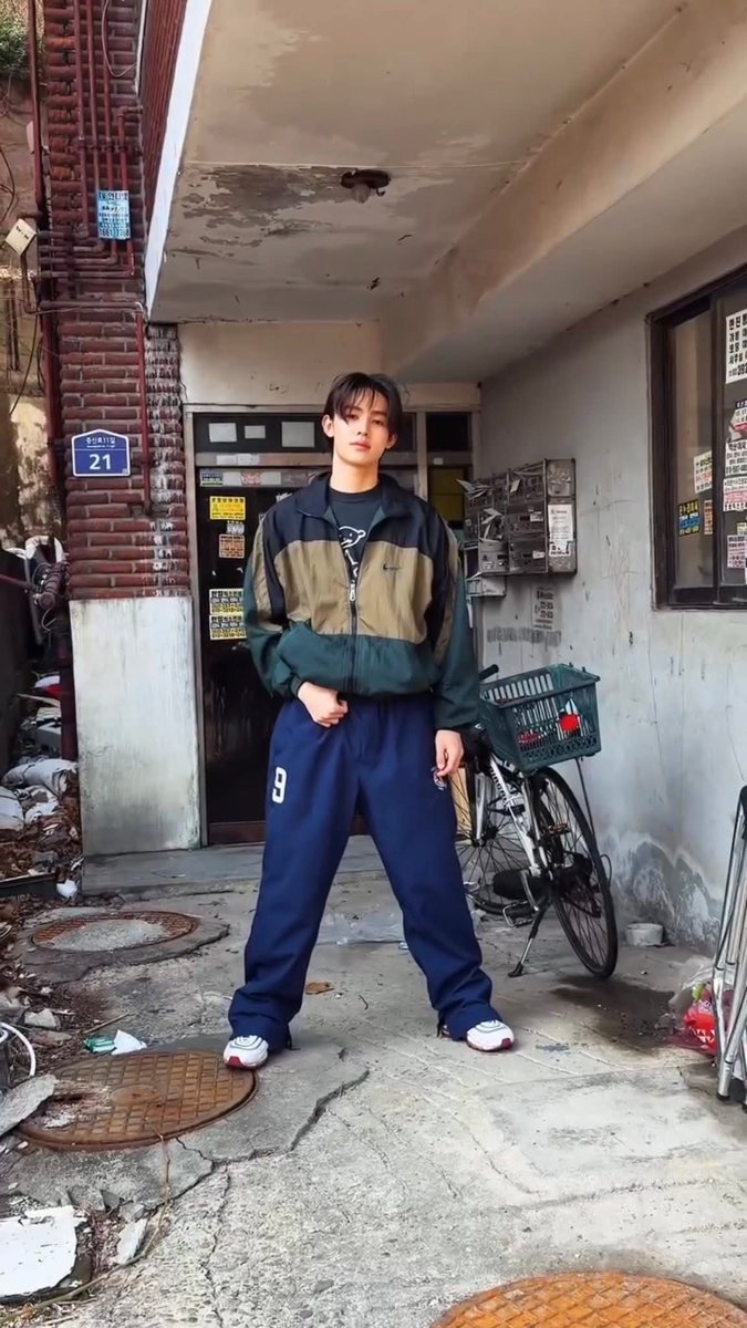 _donvanwnef_'s tweet photo. @eomlandvnfp3 đang back back back cực sung với youngcreatorcrew 
WORKDOL ICONIC TRIO 

#SEONGHYEONatWORKDOL
#JAMESEONGKEONxWORKDOL
#SEONGHYEON #성현 https://t.co/abKsp93LvY