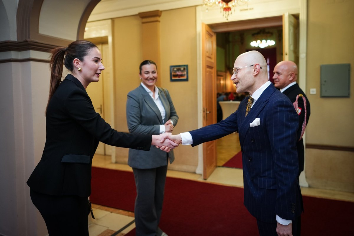 PLinBiH's tweet photo. Jučer u Sarajevu zvanično smo proslavili naš nacionalni praznik Dan ustava od 3. maja. Hvala svim gostima i bh. umjetnicima Emini Smolović i Bakiru Samardžiću na izvanrednoj izvedbi svjetskih i poljskih kompozicija. 

🇵🇱🇵🇱🇵🇱

Fot. Nidal Šaljić https://t.co/sneLUX9Gp0