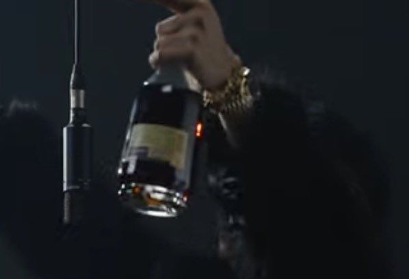 rx_04s's tweet photo. 헐 이제 봤는데
노래 제목에 맞춰서 술도 hennessy 들고옴 https://t.co/PE8jgtmWzg
