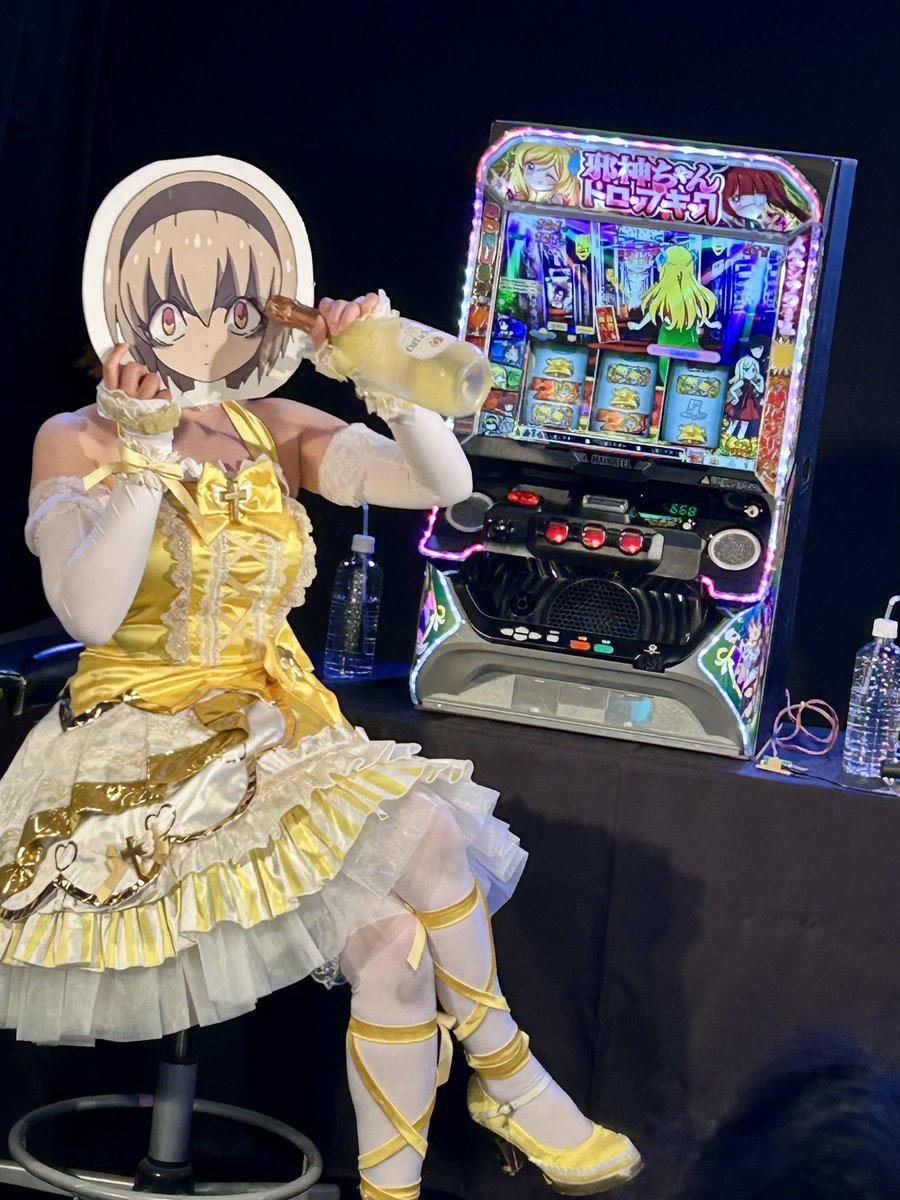 賞品のシャンパンを片手にパチスロを打つイベント(？) なんだこの