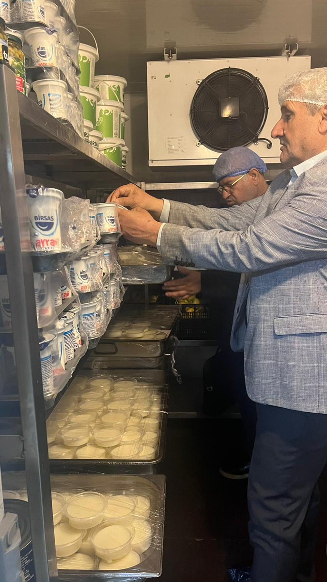 BatmanilMEM's tweet photo. 📍Okullarda Gıda Güvenliği Denetimleri Aralıksız Sürüyor

Öğrencilerimizin sağlıklı ve güvenli gıdaya erişimini sağlamak amacıyla okul gıda işletmelerine yönelik denetimler aralıksız şekilde devam ediyor.

Gerçekleştirilen denetimler; İl Millî Eğitim Müdürlüğümüz, İl Sağlık Müdürlüğü ile İl Tarım ve Orman Müdürlüğü’nün ilgili birimlerinin koordinasyonunda titizlikle yürütülüyor.

Okul kantinleri ve yemekhanelerde yapılan kontrollerde; hijyen koşulları, ürünlerin son kullanma tarihleri, saklama şartları ve genel gıda güvenliği standartları detaylı şekilde inceleniyor.

Öğrencilerimizin sağlığını önceleyen bu denetimlerle, eğitim ortamlarında güvenli gıda tüketiminin sürekliliği sağlanırken, işletmelere de gerekli bilgilendirme ve yönlendirmeler yapılıyor.

Sağlıklı nesillerin teminatı için denetimler kararlılıkla sürdürülmeye devam edecek.

@tcmeb @Yusuf__Tekin @batmanvaliligi @yasarciger
