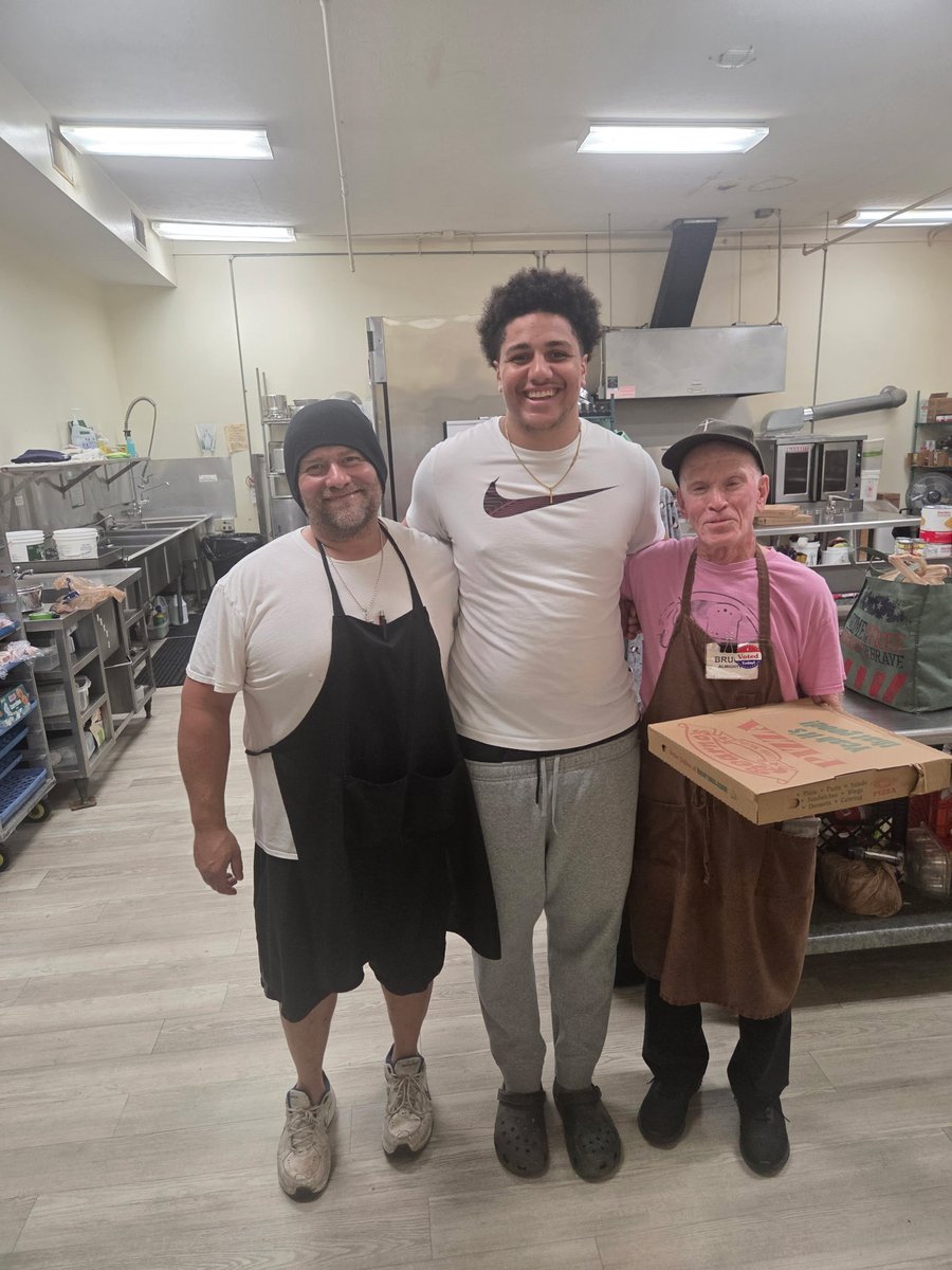 BraxtonBurton28's tweet photo. Had a deeply humbling experience after volunteering at the local community kitchen in Jeffersonville IN. I’m glad I got to meet some amazing people most definitely gonna come back and maybe even bring some of my teammates from @Jefffootball100 @Doug_Preston1 https://t.co/7DdvqNqKk2