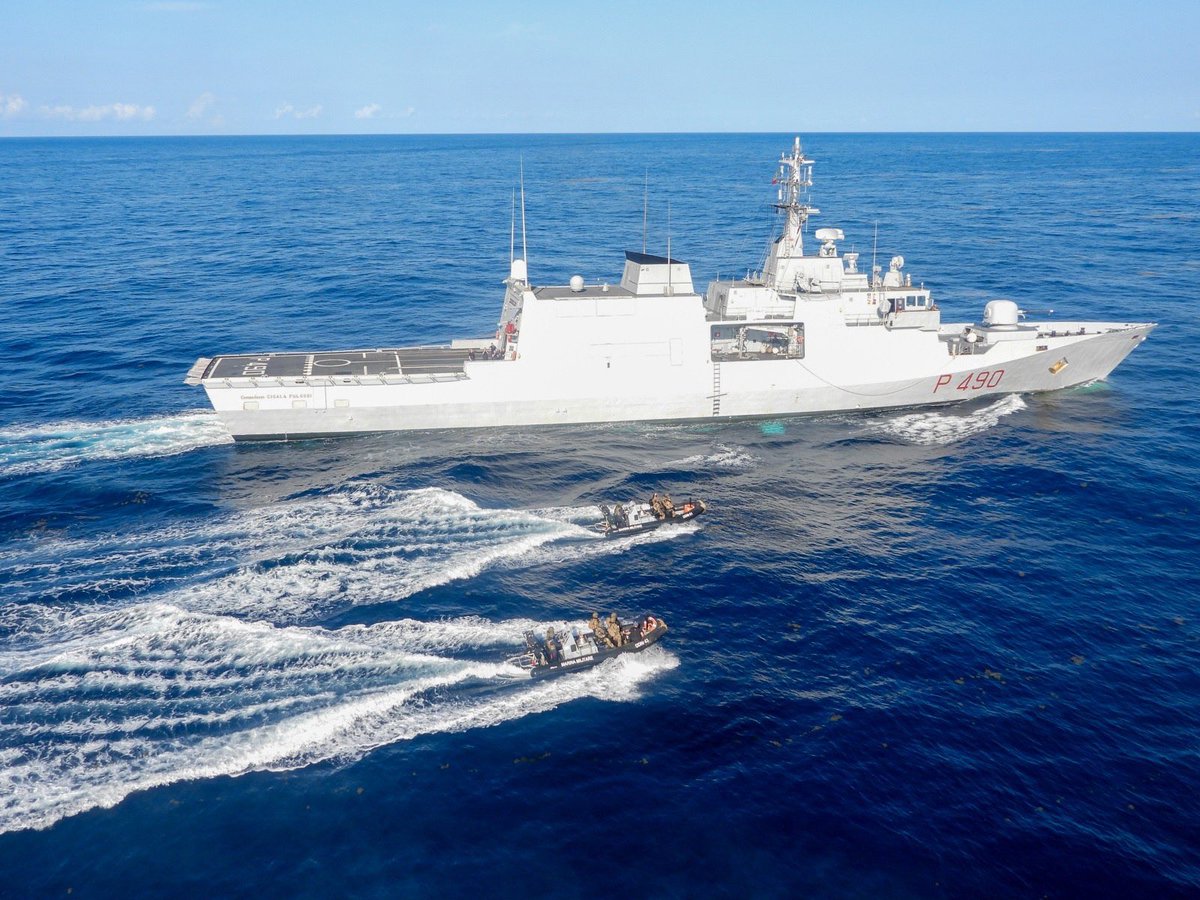ItalianNavy's tweet photo. Il pattugliatore #ComandanteCigalaFulgosi, impegnato nell’Operazione #Gabinia, contribuisce alla sicurezza delle rotte marittime con la conduzione di una esercitazione di #antipirateria nel Golfo di Guinea, insieme alla Motonave Cielo di Rotterdam, appartenente alla Compagnia di Navigazione d’Amico.

#IlGrandeEquipaggio