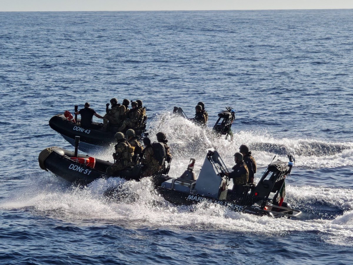 ItalianNavy's tweet photo. Il pattugliatore #ComandanteCigalaFulgosi, impegnato nell’Operazione #Gabinia, contribuisce alla sicurezza delle rotte marittime con la conduzione di una esercitazione di #antipirateria nel Golfo di Guinea, insieme alla Motonave Cielo di Rotterdam, appartenente alla Compagnia di Navigazione d’Amico.

#IlGrandeEquipaggio