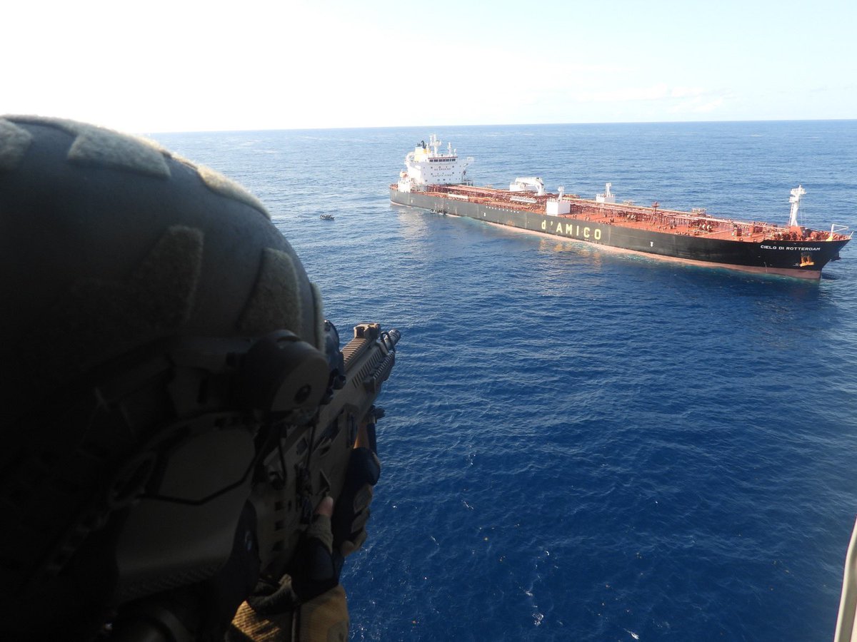 ItalianNavy's tweet photo. Il pattugliatore #ComandanteCigalaFulgosi, impegnato nell’Operazione #Gabinia, contribuisce alla sicurezza delle rotte marittime con la conduzione di una esercitazione di #antipirateria nel Golfo di Guinea, insieme alla Motonave Cielo di Rotterdam, appartenente alla Compagnia di Navigazione d’Amico.

#IlGrandeEquipaggio