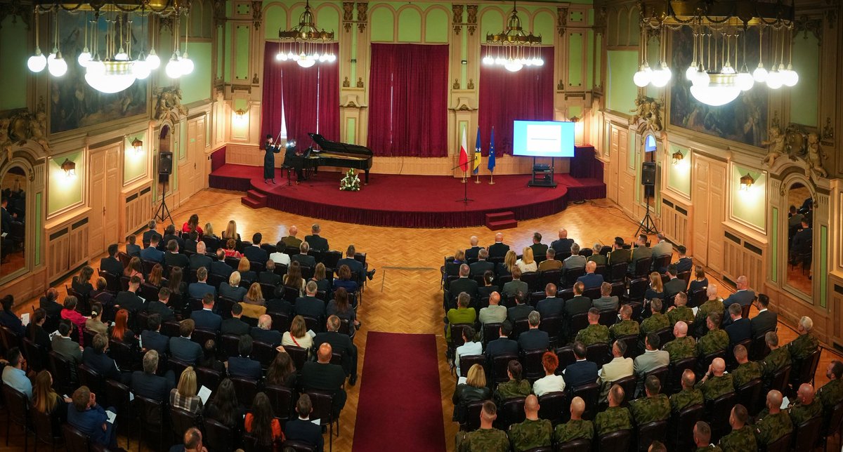 PLinBiH's tweet photo. 🇵🇱 Wczoraj w Sarajewie oficjalnie obchodzilismy Święto Konstytucji 3 maja. Dziękujemy wszystkim gościom za przybycie, a w szczególności dziękujmy muzykom z BiH Eminie Smolović i Bakirowi Samardžiciowi za przepiękne wykonanie polskich i światowych kompozycji

Fot. Nidal Šaljić https://t.co/NMxebL17hP