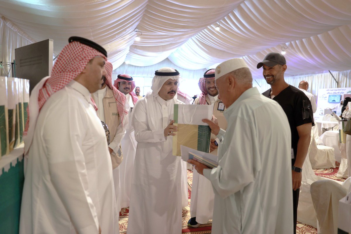 NBU_KSA's tweet photo. اطّلع رئيس #جامعة_الحدود_الشمالية أ.د.أحمد بن علي الرميح خلال زيارته لمنفذ جديدة عرعر، على مشاركة الجامعة في خدمة ضيوف الرحمن، من خلال جهود الطلبة المتطوعين، والكادر الصحي المشارك، والقافلة الطبية المتنقلة، مؤكدًا أهمية تعزيز العمل التطوعي والإنساني، والإسهام في تقديم الخدمات الصحية والتوعوية لحجاج بيت الله الحرام.
#حياكم_الله
#حج_1447هـ