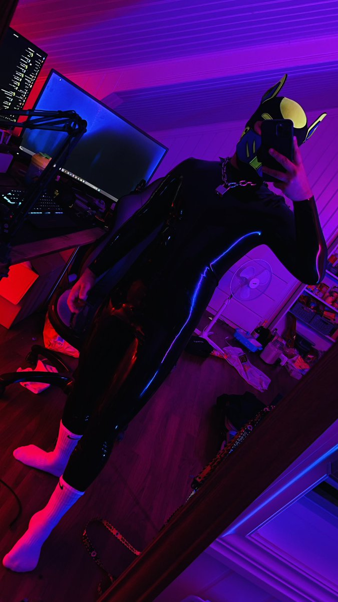 amechanicalmutt's tweet photo. Rubber toy :3

Puppy finally got a latex catsuit. It loves being shiny. https://t.co/FgXxESk7gH