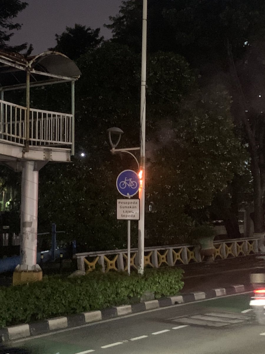eryuzai's tweet photo. Siapa yang lebih cepat sampai info terbakarnya ini nanti..

📍Seberang Halte TJ Grogol Reformasi (Kor 9) arah Tanjung Duren https://t.co/mEiKyLmuIa