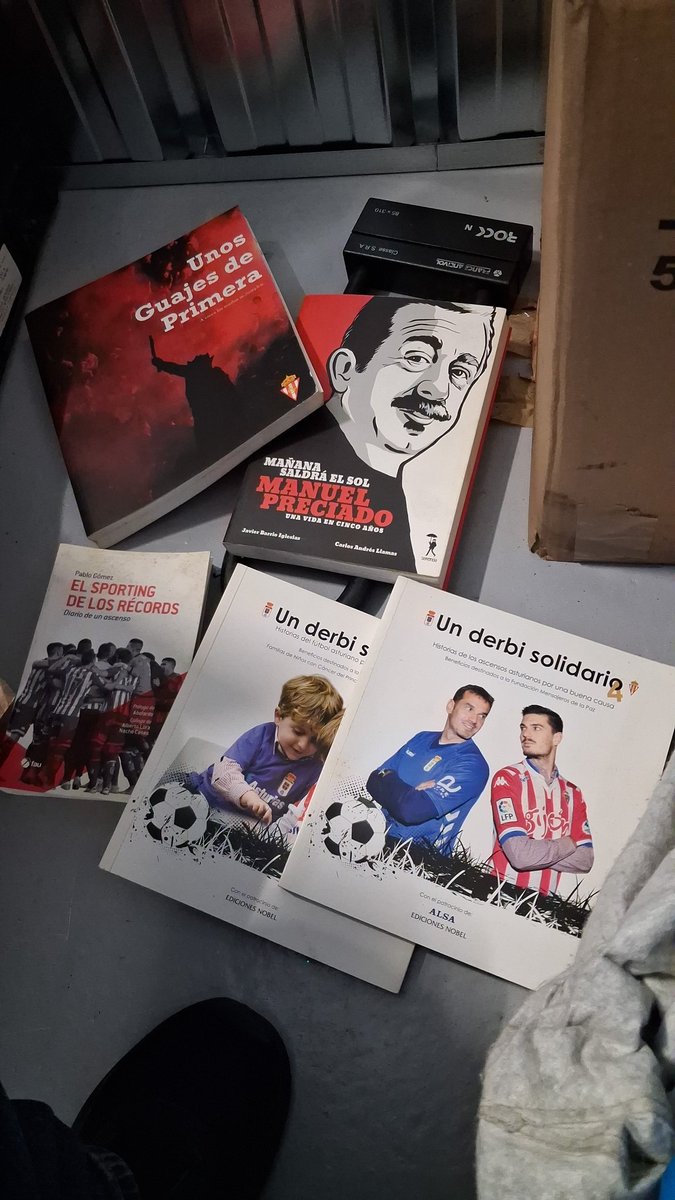 DeTurbo's tweet photo. A alguien le interesa alguno de estos libros...? Poneros en contacto y lo hablamos. Los tengo en un trastero muertos de risa, y prefiero que cambien de manos https://t.co/IcOjAhFsgf