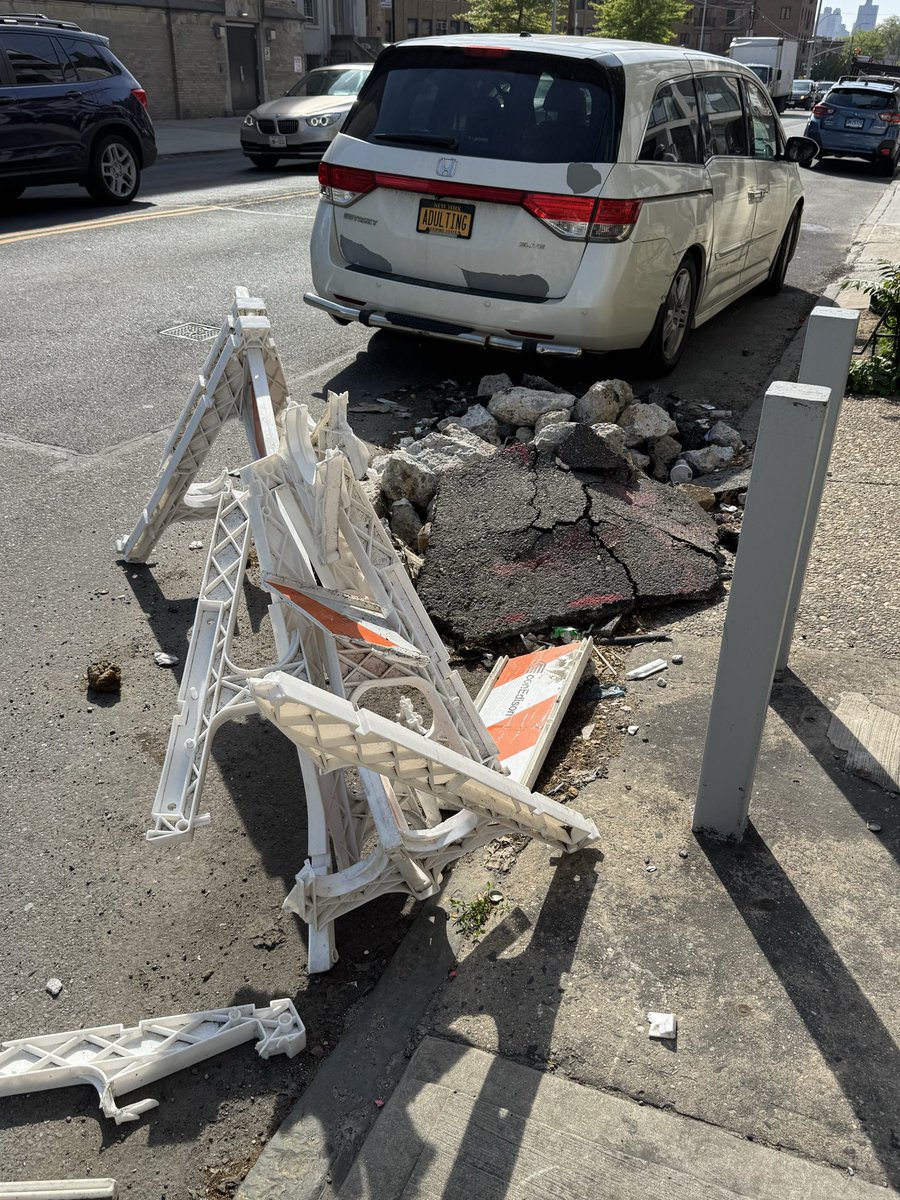 icloudfiles's tweet photo. @NYCSanitation @NYC_DOT this has been on the corner of Astoria blvd and crescent st. For over a year. Please pick up. It’s a busy intersection. https://t.co/MNjAODAZcx