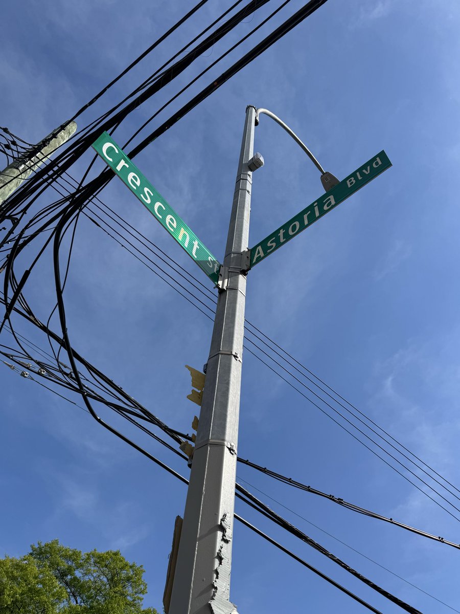icloudfiles's tweet photo. @NYCSanitation @NYC_DOT this has been on the corner of Astoria blvd and crescent st. For over a year. Please pick up. It’s a busy intersection. https://t.co/MNjAODAZcx