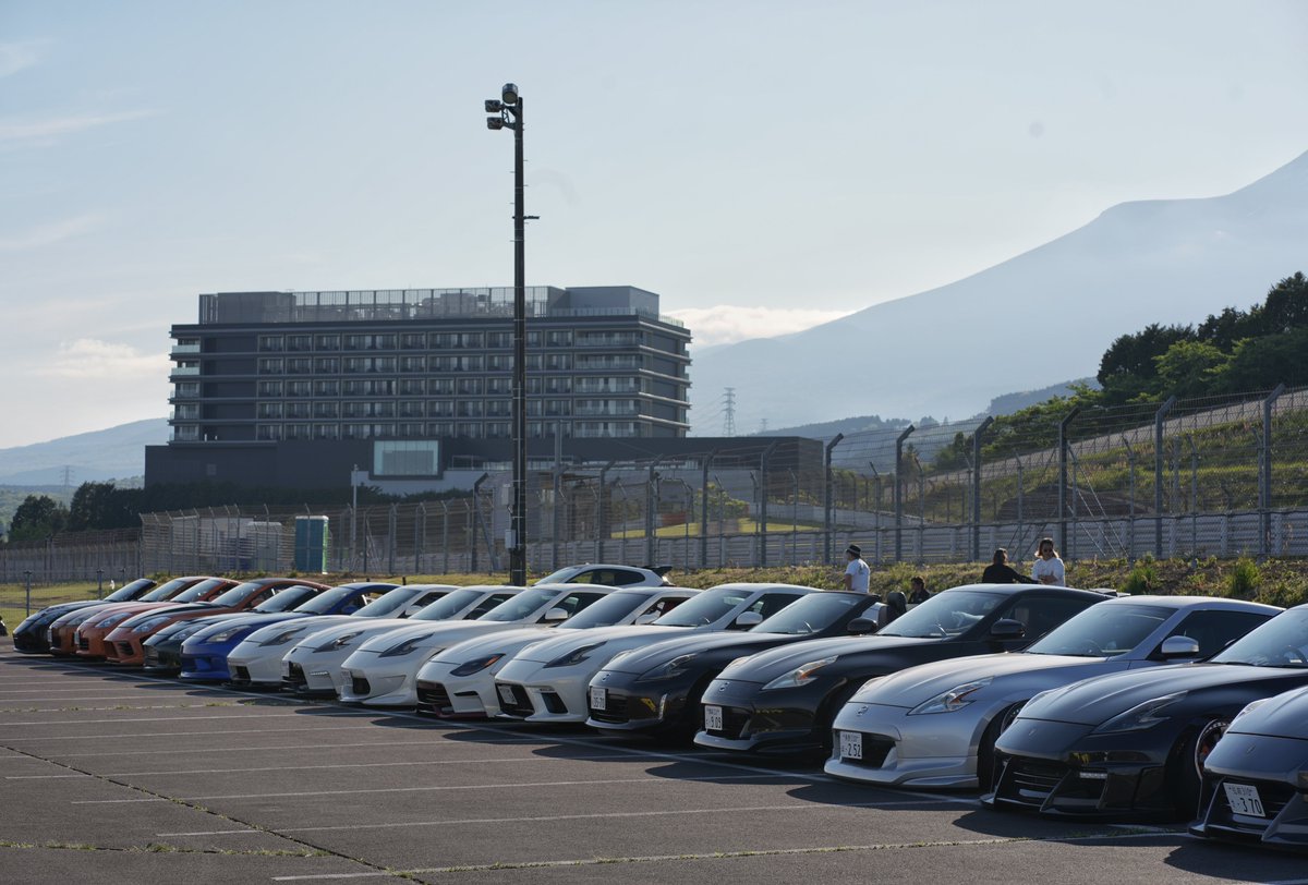 311Mdai's tweet photo. 3年連続4回目の参加🙌
洗車場で松田次生選手とスリーショット撮れたのめちゃめちゃうれしい…!!

#オールフェアレディZミーティング2026 https://t.co/igABC0oxRC