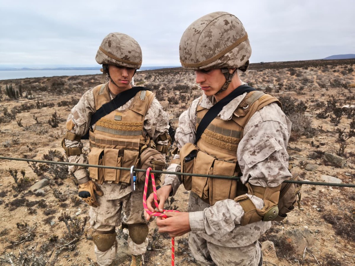 Ejercito_Chile's tweet photo. #SoldadosConscriptos del Regimiento N.° 21 "Coquimbo" realizaron instrucción de equipamiento por líneas y técnicas de nudos y ataduras en el Centro de Entrenamiento Naval “Sargento Aldea”. ⚓️
Estas habilidades son esenciales en el #ServicioMilitar, permitiendo que cada soldado cuente con la preparación técnica necesaria para enfrentar con eficacia las exigencias propias de su formación.
#EjércitoDeChile #Coquimbo