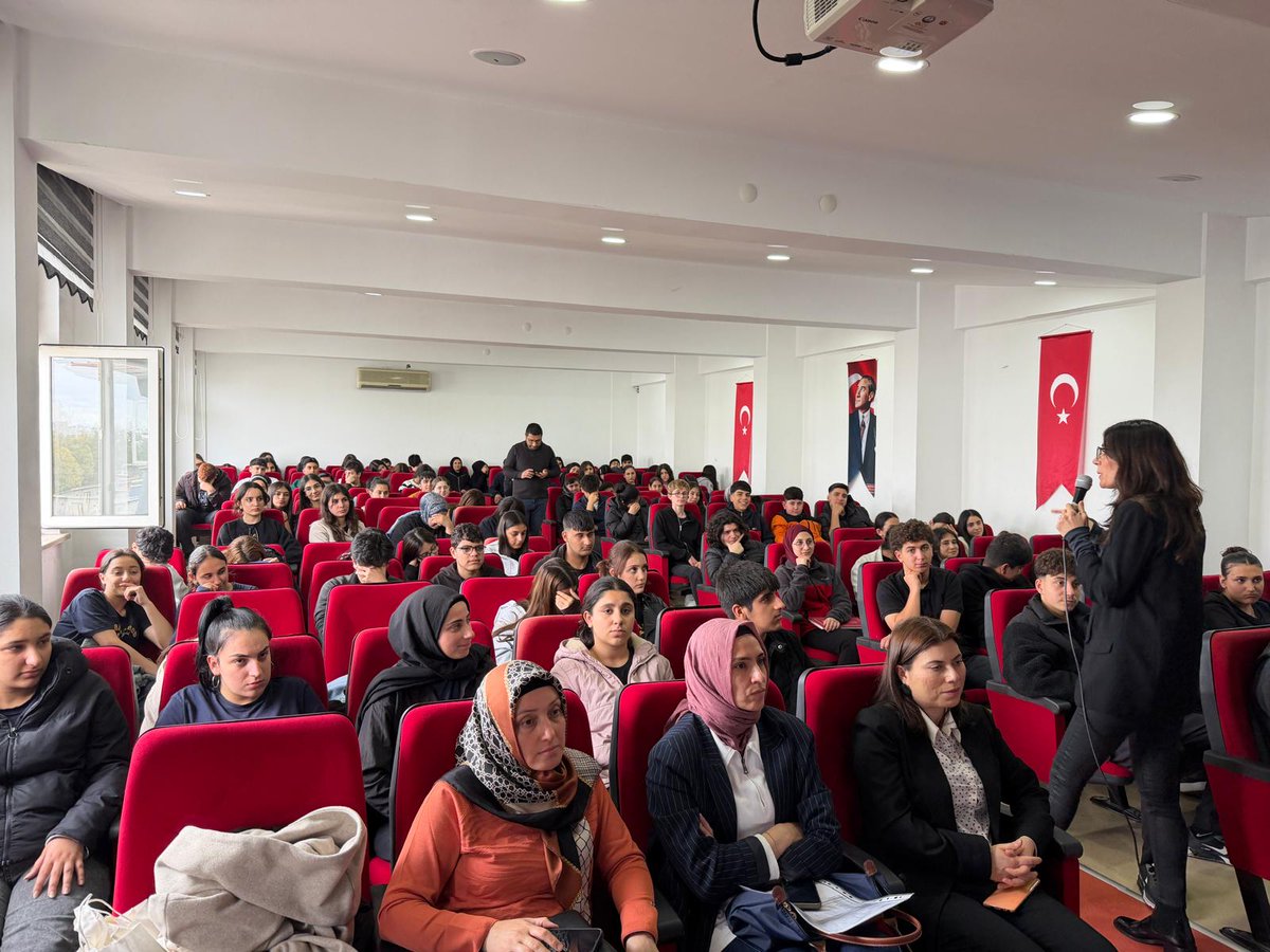 adana_ab's tweet photo. Avrupa Gençlik Haftası etkinlikleri kapsamında Adana Valiliği Eurodesk Temas Noktası olarak 5 Mayıs 2026'da Seyhan Barbaros Borsa İstanbul Anadolu Lisesinde 110 öğrenci ve 10 öğretmenin olduğu seminerde Eurodesk'i tanıtıp, gençlik fırsatlarına değindik.
@eurodesktr
@ulusalajans https://t.co/yLY66niILb