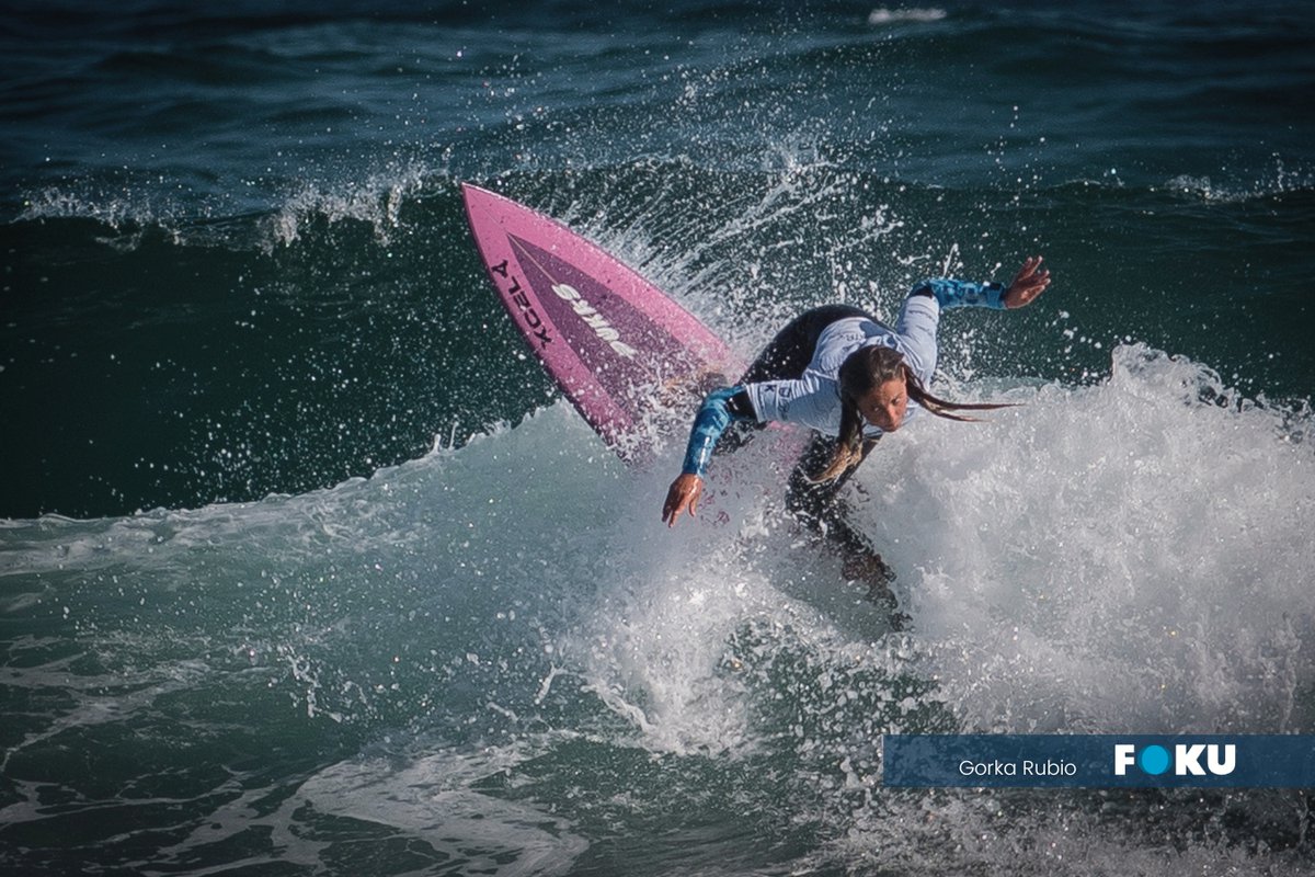 Foku_eus's tweet photo. 🔵Nadia Erostarbek historia egiten jarraitzen du🌊. Zarauzko surfistak hirugarren postu ikusgarria lortu du World Surf Leagueko Gold Coast Pro txapelketan, munduko surfistarik onenen artean sendotuz. 🏄‍♀️🔥

#NadiaErostarbe #Surf #Surfing #EuskalHerria #FokuArgazkiak https://t.co/o9YHCKc1Bk